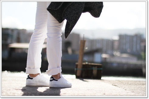 clochet-adidas-stan-smith-white-jeans-hm-trend-grey-sweatshirt-outfit-street-style-8